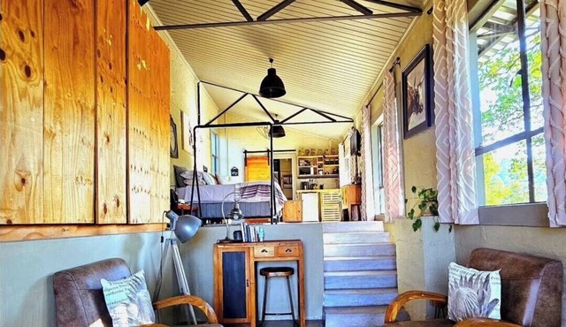 Enjoyable 1-bedroom cabin with AC in charming Union City