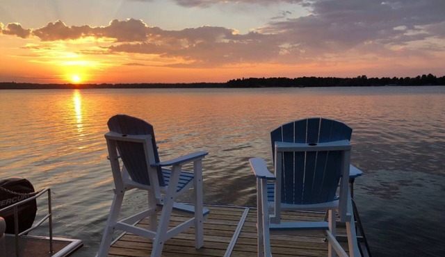Escape to the Holiday House. Serenity of Sunsets, Lakeside boat dock included.