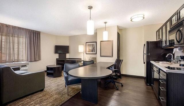 Explore downtown Detroit! Spacious Accommodation with Full Kitchen! Pets Allowed
