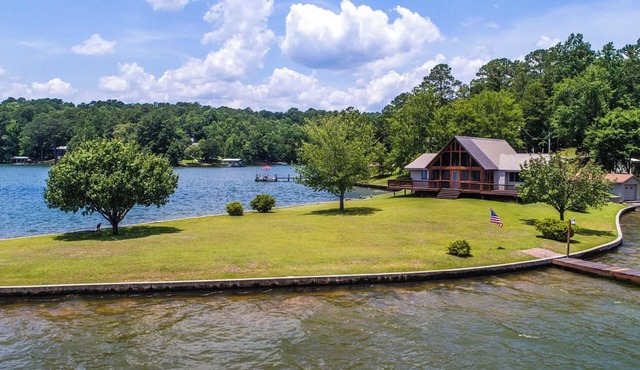 Exquisite 3-bedroom cabin with Tanning Dock in Jackson's Gap