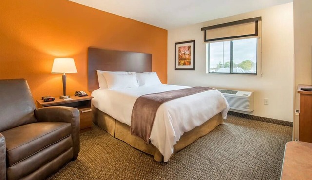 Extended Stay Comfort with Full Kitchen, Pet-friendly & Grilling Pavilion