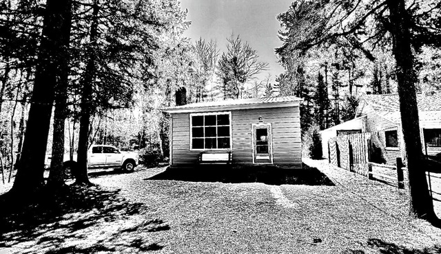 Fall Getaway - 2-Bedroom Cottage in Manistique near Indian Lake