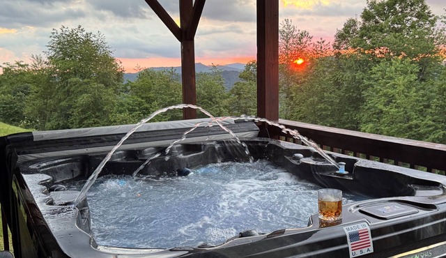 Fall Mountain Cabin | Hot Tub + Views | Sleeps 10