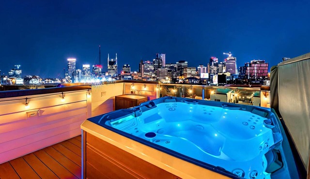 Fall Nashville getaway: rooftop hot tub, bunk room, sleeps 12