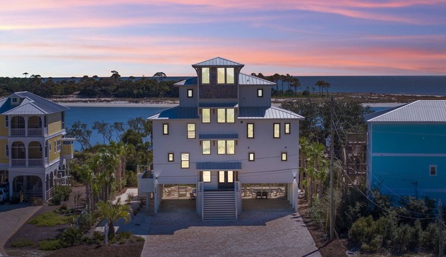 Fall/Winter Specials! New Luxury Beachfront Home w/Large Private Pool & Spa!