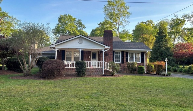 Family-friendly Adairsville retreat overlooking the historic downtown square.