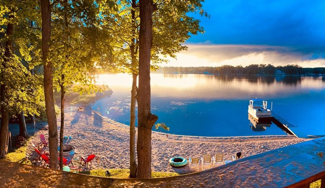 Family Friendly Beachfront Lakehouse