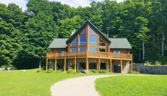 Family-friendly log home between Harbor Springs, Petoskey, and Mackinaw Island
