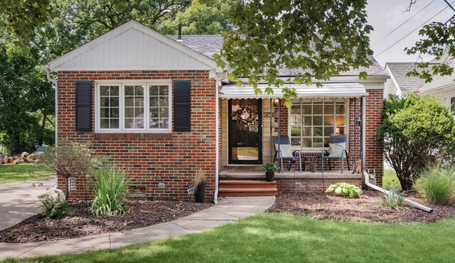 Family Home by Park, King bed, 2 Living spaces, Near Zoo, UTMC & Downtown Toledo