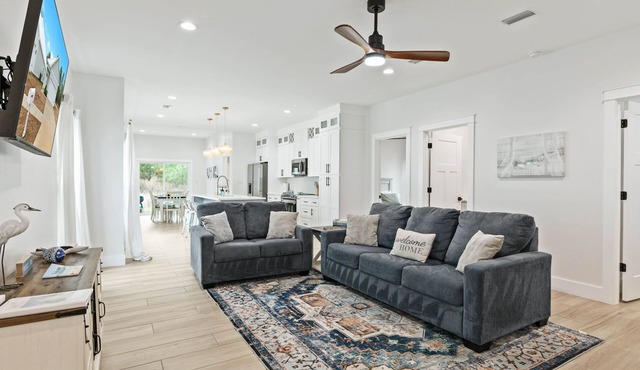 Family home near OWA, beaches. King bed, cornhole, fire pit, pet friendly!