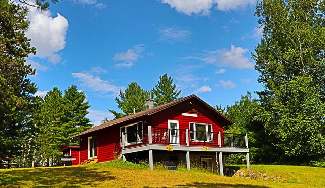 Family lodge on private lake to enjoy fishing, hiking, nature and much more!