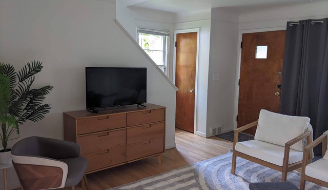 Fantastic 2-bedroom townhome, 2 blocks from Michigan Stadium!