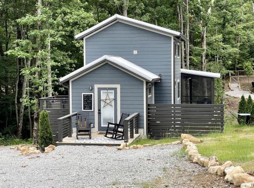 Fantastic Cozy Cottage Nestled Amidst Trees in Tracy City, Tennessee