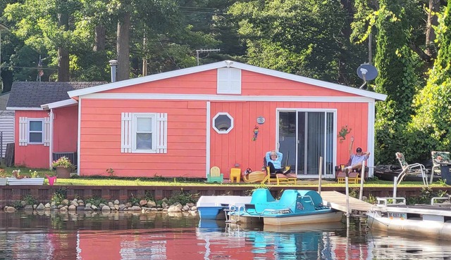 Feel right at home! Traditional family cabin feel with a clean modern base.