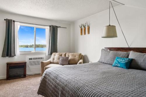 Fife Lake Lodge Multi-Level Lake View King Suite