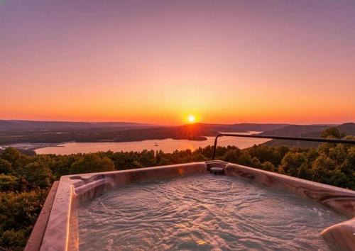 Fish Tales Cabin with a private hot tub