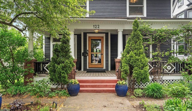 Four Square Marquette- Centrally located w porch, patio, sauna, fire pit