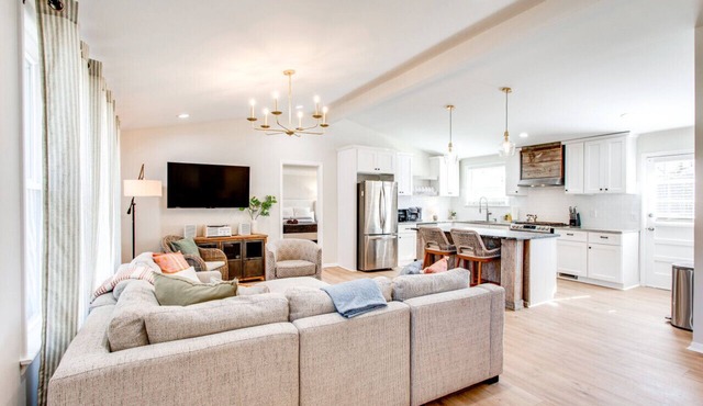 Franklin Getaway w/Hot Tub/Fire Pit/Outdoor Space