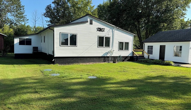 Freshly Remodeled - 3 BR Home near Thornapple Lake public boat launch