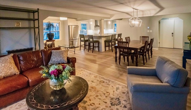 Fully-furnished rental in Grosse Pointe. Great for weddings and extended stays.