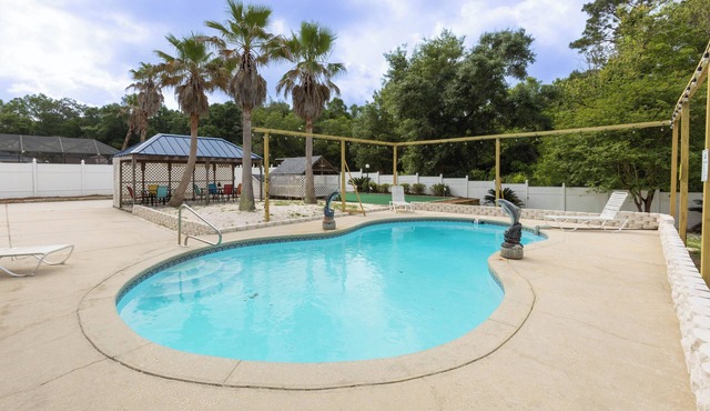 Fun Daze- Private Pool! XL Home, Near OWA, Sports Fields, Fun, Beach!