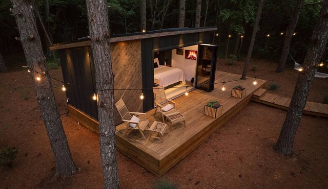 Glamping cabin with private deck and hot tub!