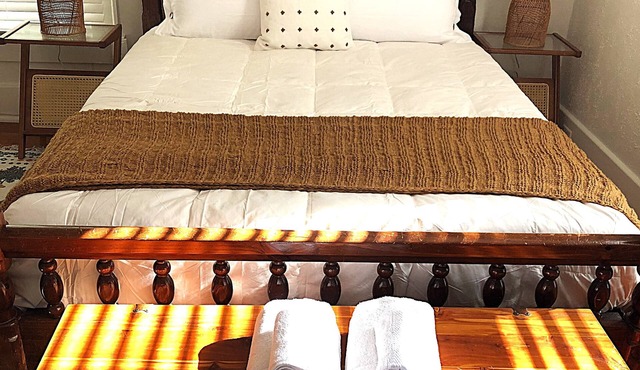 Glenn Falls Cottage with spectacular treetop views and access to the Glen Falls!