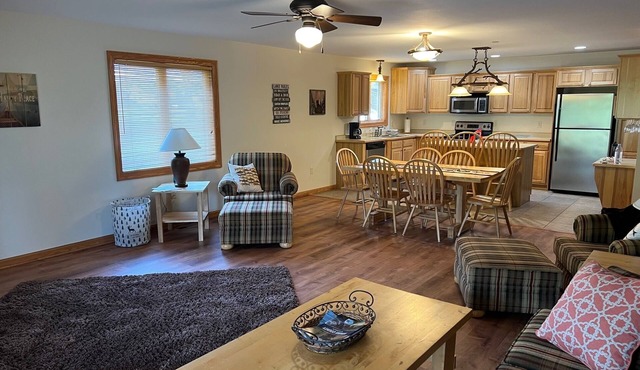 Golf Cart available! Gorgeous Golf & Lake Condo with heated pool in Arkdale