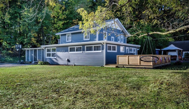 Golf, Fish, Boat, Relax, Repeat! 4-bed, 2-bath house steps away from the lake.