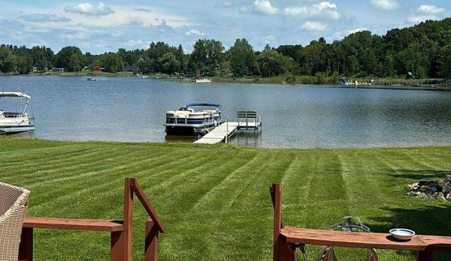 Gorgeous 3-bedroom house with lake access and boat.