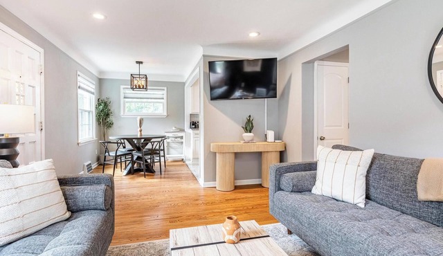 Gorgeous Berkley 4BR/2.5BA Home w/Loft Suite