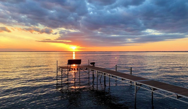 Gorgeous Lake Winnebago Sunsets with private backyard! Pet-friendly! in Hilbert