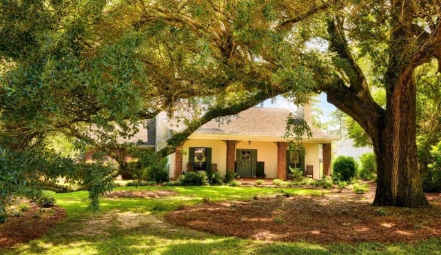 Grand Oak Cottage in Olde Town, 2 King Primary Suites, year round Saltwater Pool