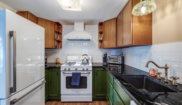 Grandma's Modern Getaway - 3 Bedroom, 1 Bath; Newly Renovated Kitchen