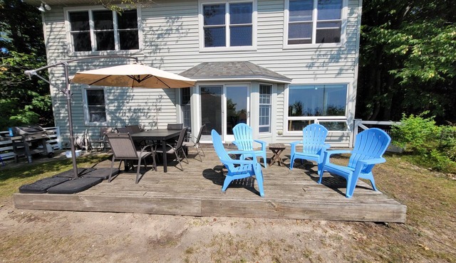 Great Lakes Getaway - incredible Lakefront Location! Walk to beach and downtown!
