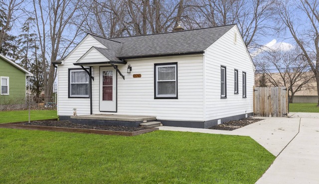 Great Location! Cozy Home with Huge Backyard