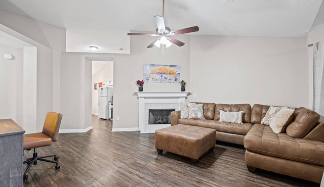 Great location in Southaven 3BR Home w/Fireplace + Fast Wi-Fi. Pet-Friendly