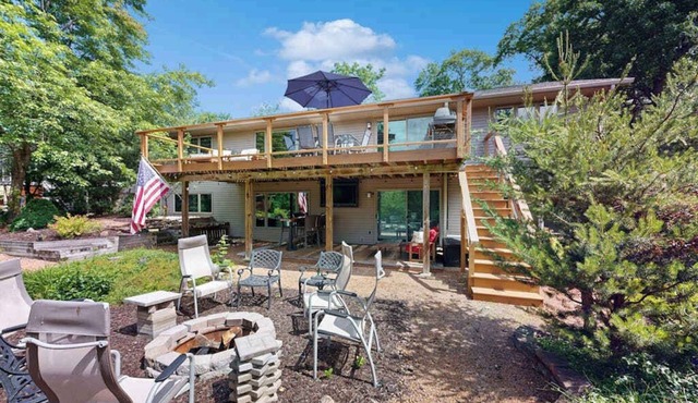 Green side smart home with golf, beach/lake access, off-site dock & EV charger in Nekoosa