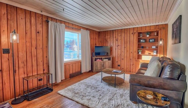 Griffin's Sleek Pine Hideaway