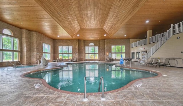Group Escape x3 | Riverfront Resort w/Pool, Spa & Tennis Court! Pets Allowed!