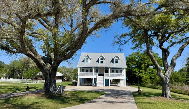 Gulf Moon II - Spacious Beachfront Home with Pool on the Mississippi Gulf Coast