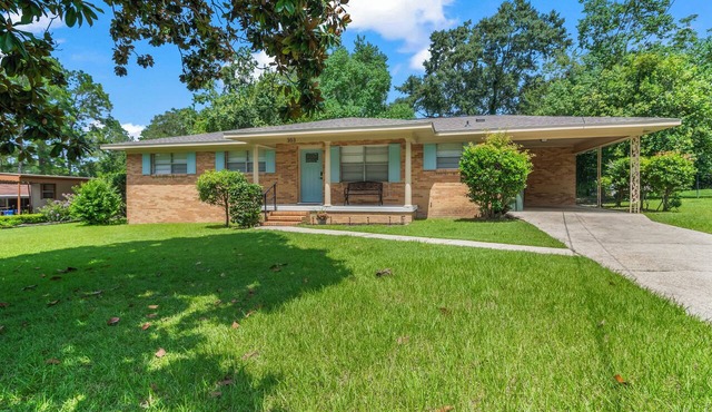Hailey's Retreat-6 minutes to Downtown Dothan! Spacious home, sunroom, backyard!