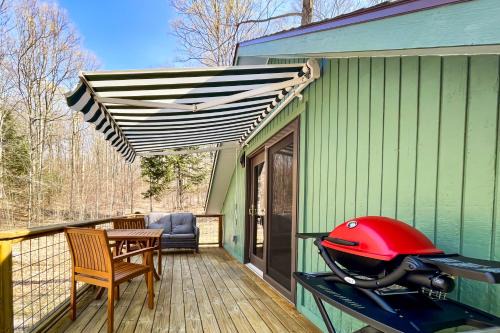 Half-Mile to Crystal Lake! Couples Retreat w/Deck