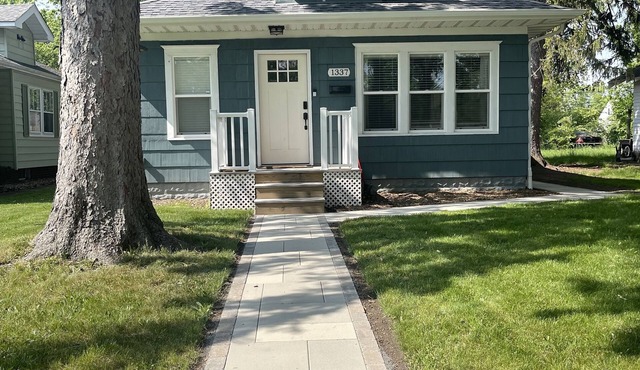 Half mile walk to Notre Dame and Eddy street Remodeled. Fast WiFi