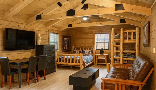 Hana Cabin at Windrock Ridge: Sleeps 5, Pet Friendly, Trail Access