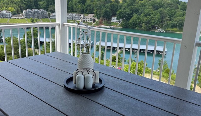Here comes the Sun! 4-bedroom villa Boat slip included!