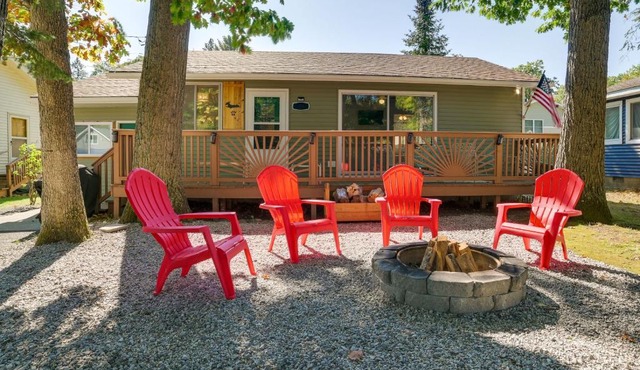 Higgins Lake Cottage w/Private Fire Pit & Grill!