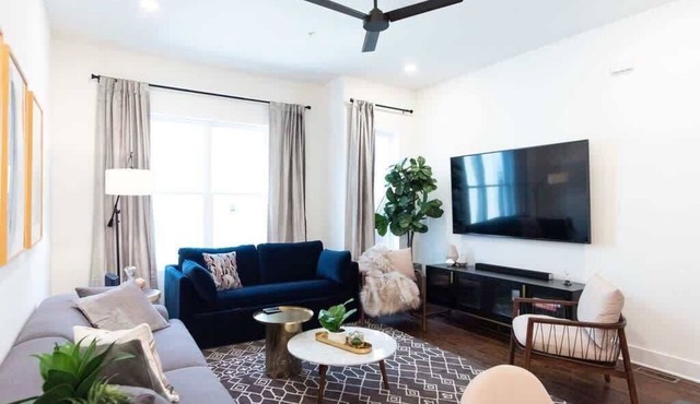 Hillsboro Village Retreat, Garage, Rooftop Deck, Sleeps 12, Sophisticated Open Living & Gourmet Kitchen, Smart TVs, Pet-Friendly w/Private Garage, Walk to Vanderbilt, Minutes to 12 South & Broadway, 24/7 Hospitality