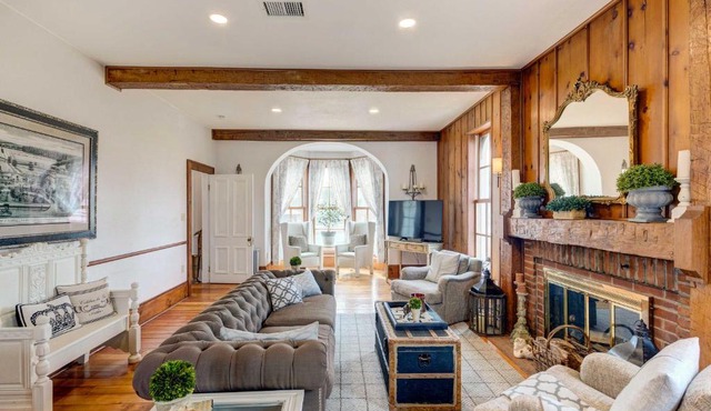 Historic Brookfield Farm Home ~ 14 Mi to Milwaukee in Brookfield