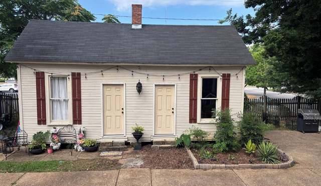 Historic Cottage behind the Historic Knight-Irwin House